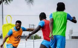 Meschack Elia en face à face avec Axel Tuanzebe lors d'une séance d'entraînement à Guadalajara.
