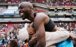 Le ministre des Sports et Loisirs de la RDC, Didier Budimbu, et l'attaquant des Léopards Yoane Wissa à Guadalajara. [Photo d'illustration]