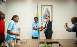 La ministre de l’Éducation nationale, Raïssa Malu, reçoit le trophée des Léopards du football scolaire [photo d’illustration]