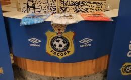 Quelques maillots des Léopards exposés dans le contexte de Lumumba Award, dans une boutique de la FECOFA