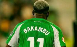Cédric Bakambu sous les couleurs du Réal Betis. [Vue de dos]