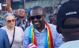 Véron Mosengo et son équipe à Kananga.