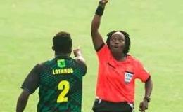 Le défenseur de VClub en dispute avec l'arbitre du match. [Photo d'illustration]