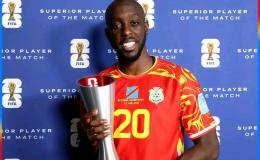 Yoane Wissa recevant son trophée d’homme du match contre l’Ouzbékistan 