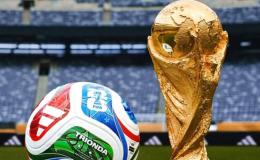 Le trophée de la Coupe du monde et le ballon agréé du tournoi 2026
