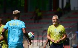 Sébastien Desabre et un joueur congolais lors d'une séance d'entraînement à Liège. [Photo d'illustration]