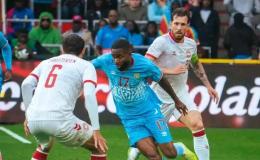 Cédric Bakambu en duel avec deux joueurs danois à Liège.