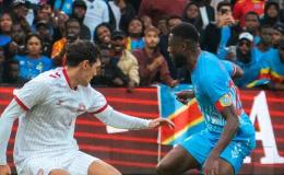 Le capitaine de la sélection congolaise, Chancel Mbemba en duel avec un joueur Danois lors d'un match à Liège. [Photo d'illustration]