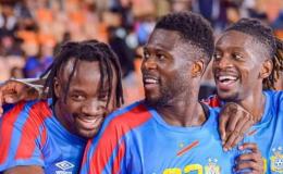 Chancel Mbemba en pleine célébration avec Fiston Mayele et Joris Kayembe lors d'un match des éliminatoires de la CAN 2025.