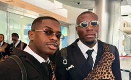 Les milieux du terrain de la sélection congolaise, Noah Sadiki, et Edo Kayembe à l'aéroport de Houston