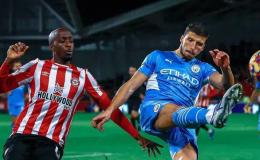 Ruben Dias en duel avec Yoane Wissa lors du match Brentford Manchester City en 2021. [Photo d'illustration]