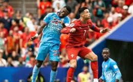 Cristiano Ronaldo en duel aérien avec le défenseur congolais Chancel Mbemba [photo d'illustration]
