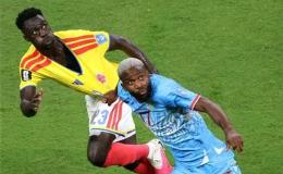 Cédric Bakambu en duel avec le défenseur Colombien Davidson Sanchez.