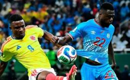 Chancel Mbemba en duel avec un joueur Colombien. [Photo d'illustration]