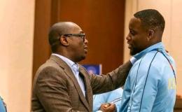 Le 2è vice-président de la FECOFA Amadou Diaby, et le gardien des Léopards Lionel Mpasi au Camp de base des Fauves Congolais à Houston