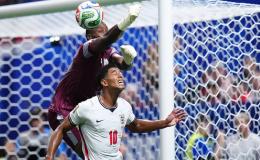 Le gardien congolais Lionel Mpasi dans un duel avec le milieu de terrain anglais Jude Bellingham en 16e de finale de la Coupe du Monde 2026 aux États-Unis