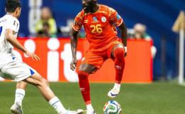 Le latéral gauche congolais Arthur Masuaku en duel avec un joueur ouzbek lors de la 3e journée du groupe K au Mondial 2026