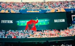 L’image de Lumumba Vea, bras levé, en hommage à Patrice Lumumba, projetée sur les écrans géants du stade lors d’une prestation à la mi-temps de la finale de la Coupe du monde 2026