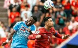 Chancel Mbemba en duel aérien avec Cristiano Ronaldo lors du Mondial 2026. [Photo d'illustration]