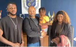 Zémanga Sozé accompagné de sa famille, lors de la signature de son contrat avec le Fc Aigles du Congo, le 30 juillet 2026, à Kinshasa