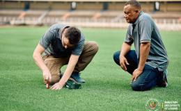 Un expert de la FIFA évalue la conformité de la nouvelle pelouse synthétique du Stade des Martyrs
