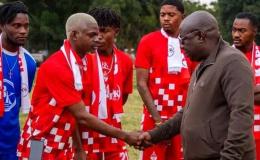 Bento Kangamba entrain de saluer Sem Mbali et d'autres nouvelles recrues de Kabuscorp.