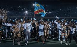 Des athlètes et artistes de la RDC arborant leur drapeau à leur entrée au Stade des Martyrs en 2023 lors de la cérémonie d'ouverture des 9e Jeux de la Francophonie [photo d'illustration]