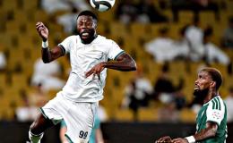 Le défenseur congolais Chancel Mbemba en duel avec un joueur de Al-Ahli