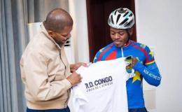 Le ministre Didier Budimbu et le cycliste Miguel Masaisai