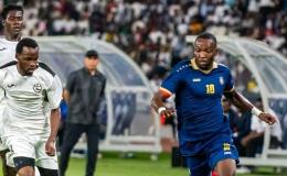 L'attaquant du FC les Aigles en duel avec un défenseur de l'APR du Rwanda.