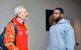Le sélectionneur national Sébastien Desabre et l'attaquant Afimico Pululu.