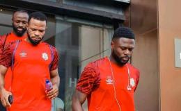 Chancel Mbemba, Meschack Elia, et Fiston Mayele en route pour l'entraînement au Stade des Martyrs.