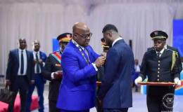 Chancel Mbemba recevant son insigne d'honneur du Léopard par le chef de l'État Félix-Antoine Tshisekedi Tshilombo, à la Cité de l'OUA