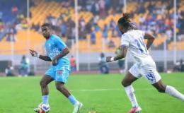 Le milieu du terrain congolais Noah Sadiki, et un joueur équato-guinéen.