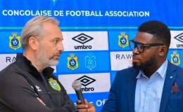 Le sélectionneur de la RDC Sébastien Desabre, et le journaliste Billy Kinkela lors d'une intervention.