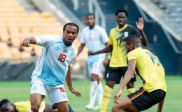 Junior Kadile en duel avec les joueurs Ougandais.