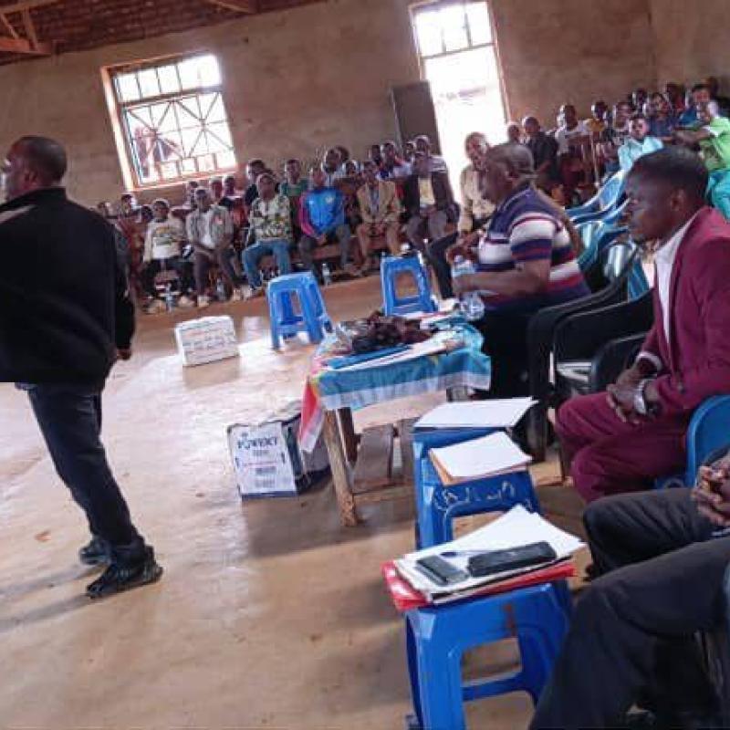 Des chefs terriens, leaders communautaires, autorités locales et représentants de la société civile, réunis autour de l’Administrateur de Mambasa, à l’église C20 Teturi pour apaiser le conflit foncier entre Babila Teturi et Babila Bakwanza