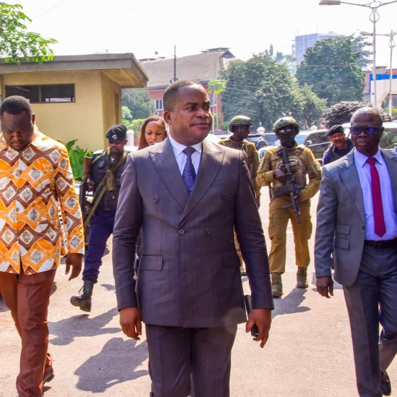 Dieudonné KAMULETA en pleine inspection du nouveau siège de la Cour Constitutionnelle