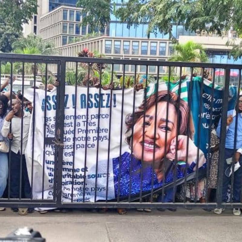 Les manifestants de l'ASBL Mwana Mapinga devant le ministère de la Justice ce jeudi 13 aout 2026