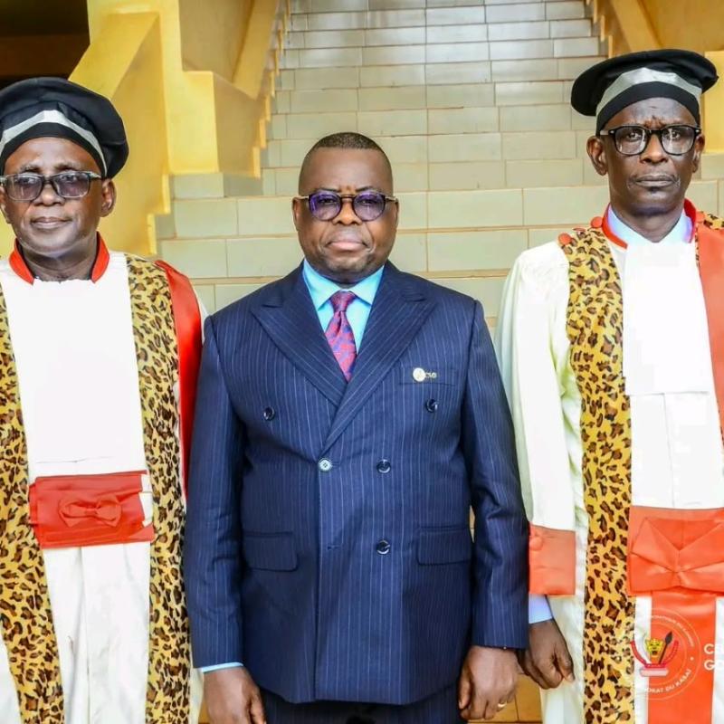 Crispin Mukendi Bukasa, Flory Botamba et Damien Kambale, respectivement, Gouverneur du Kasaï, Premier Président de la Cour d'Appel et Procureur Général près cette juridiction lors de la cérémonie solennelle de prestation de serment