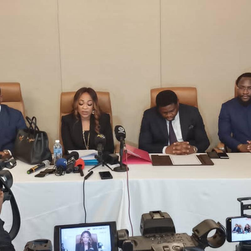Maître Dorothée Madiya entourée des autres avocats-conseils de Fally Ipupa.