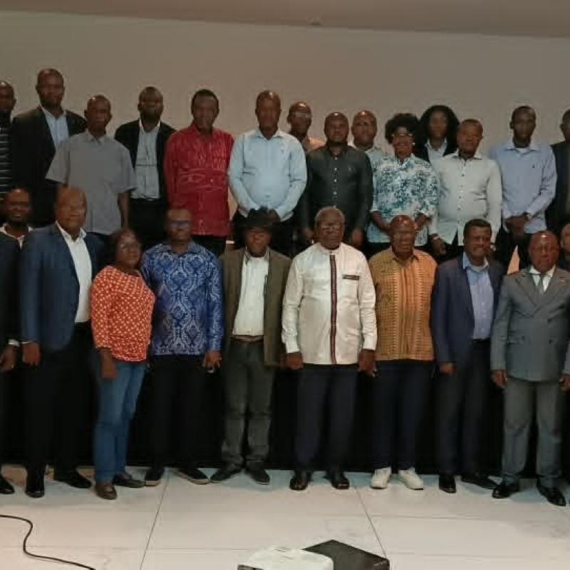 Les participants à la réunion posent pour une photo de famille à l’issue des travaux.