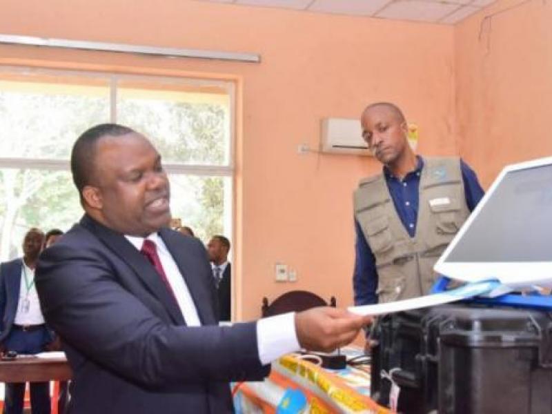 Le président de la Ceni, Corneille Nnagaa présente la machine à voter au Quartier Général de la Centrale électorale