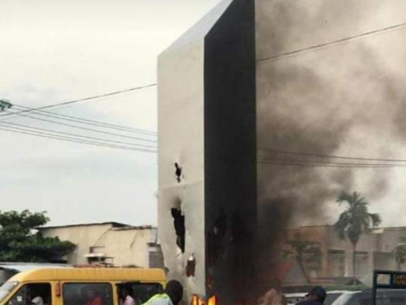 un faux monolithe brulé à Kinshasa dans le quartier Bakayawu