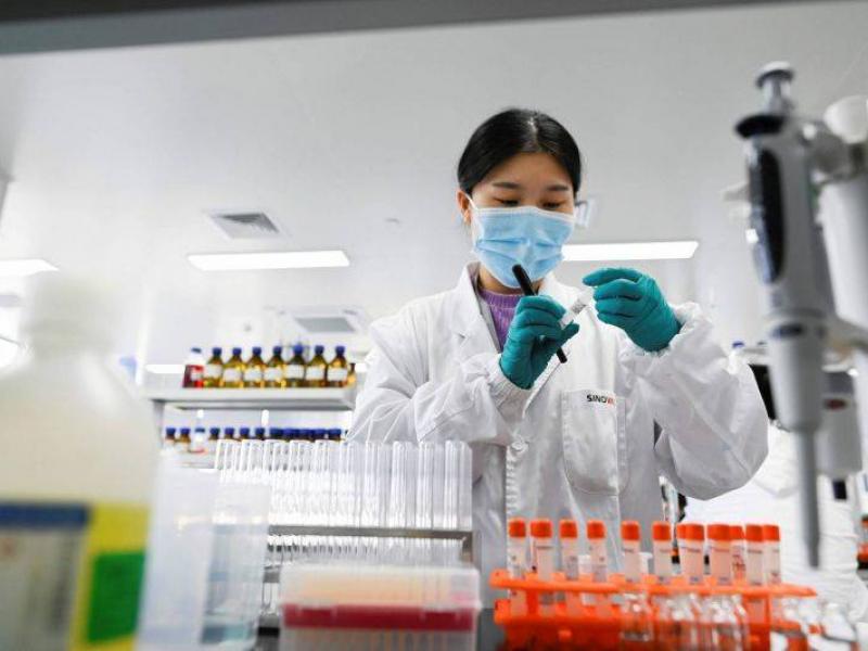 Une chercheuse dans un laboratoire produisant le vaccin Sinovac, à Pékin. Photo AFP / WANG Zhao