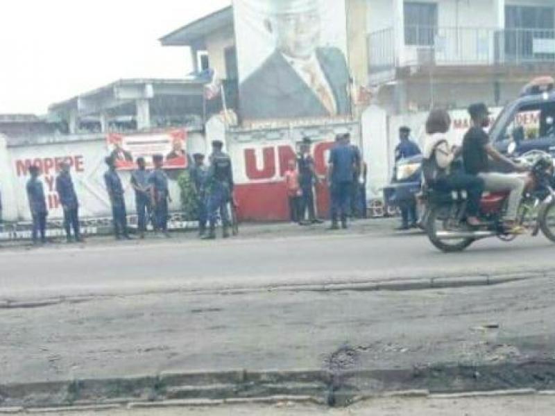 Kinshasa- Tension au siège de l’UNC : la police empêche la marche de soutien à Vital Kamerhe,  Gaz lacrymogène entendus 