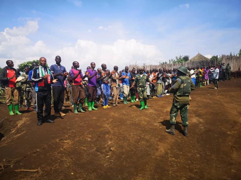 Le gouverneur militaire du Nord-Kivu en causerie morale avec les rebelles capturés