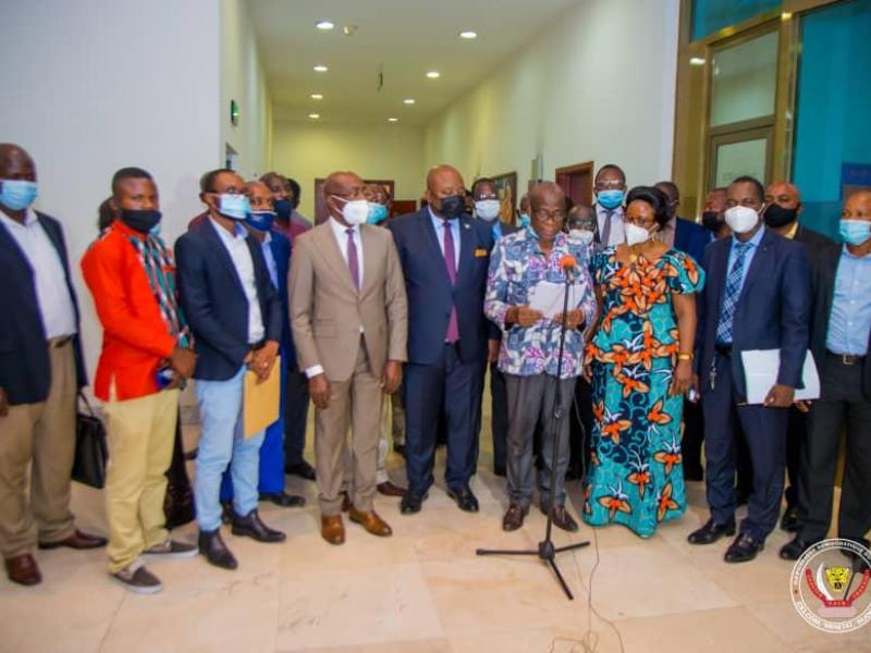 Le ministre d'État en charge du budget avec la délégation syndicale des infirmiers du Congo