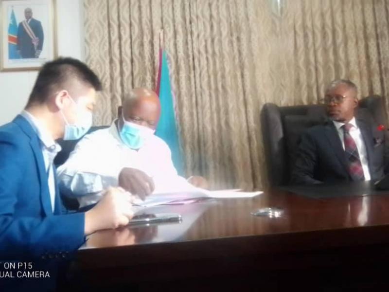 Atou Matubwana pour la construcion du stade.