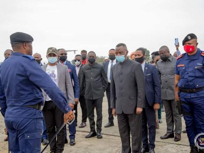 Le “VPM” de l'intérieur et sécurité, à la tête d'une délégation gouvernementale, reçoit les honneurs militaires à l'aéroport de Moanda